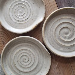 Spoonrest / Skeholder (hvid med lava pletter)