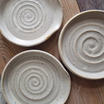 Spoonrest / Skeholder (hvid med lava pletter)