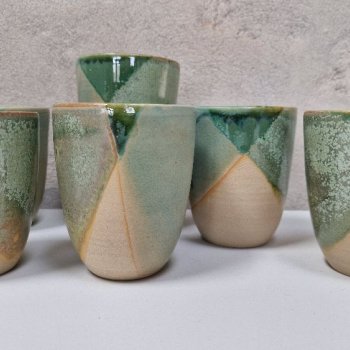 Lyse bl-grnne krus uden hank 