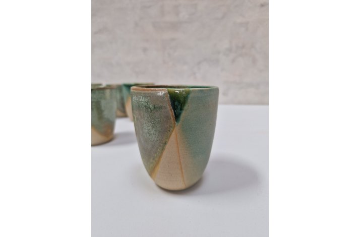 Lyse bl-grnne krus uden hank 