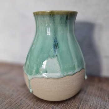 Vase med gr�n l�beglasur