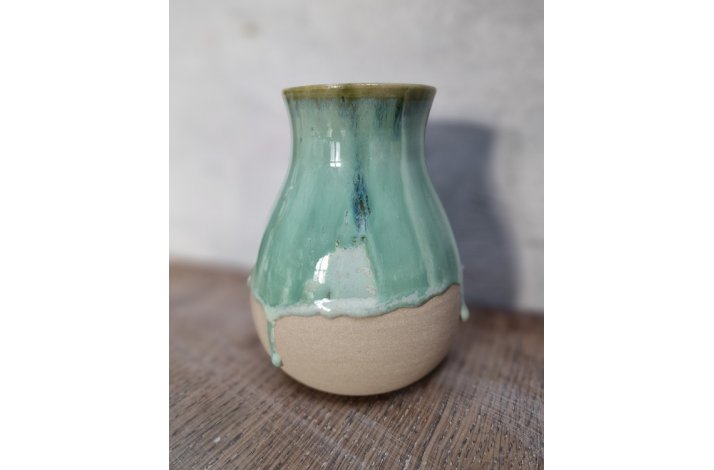 Vase med gr�n l�beglasur