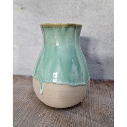 Vase med gr�n l�beglasur