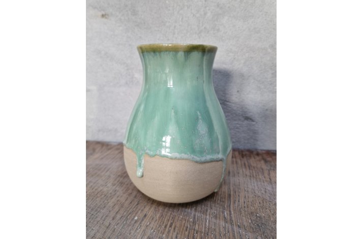 Vase med gr�n l�beglasur