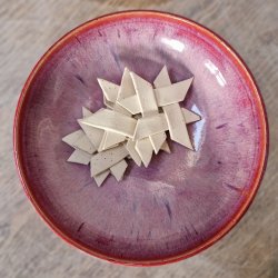 Cerise farvet opsatsfad / konfektfad